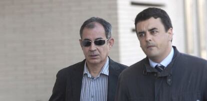 El maestro juzgado por presuntos abusos sexuales (con gafas) acompañado por su abogado.