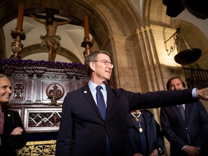 El líder del PP, Alberto Núñez Feijóo, asistía el martes al besamanos del Señor del Gran Poder, en Sevilla.