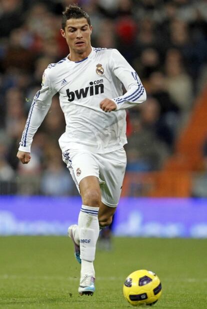 Cristiano Ronaldo conduce el balón, durante el partido de Liga de Primera División, entre el Real Madrid y el Mallorca.