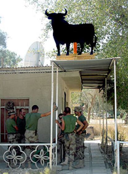 Varios soldados conversan en la base española de Diwaniya.