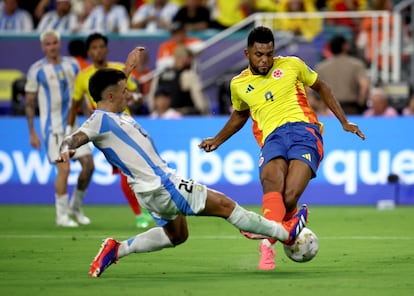  Miguel Borja de Colombia pelea el balón contra Lisandro Martínez. 