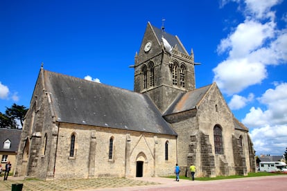 La iglesia de Sainte-Mère-Église con el paracaidista que recuerda el Día D.