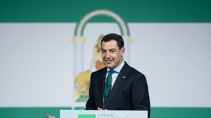 El presidente de la Junta de Andalucía, Juan Manuel Moreno, durante el acto institucional del Día de la Bandera, en el Palacio de San Telmo (Sevilla).