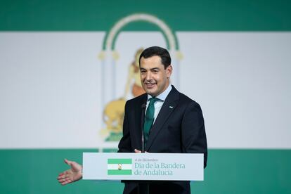 El presidente de la Junta de Andalucía, Juan Manuel Moreno, durante el acto institucional del Día de la Bandera, en el Palacio de San Telmo (Sevilla).