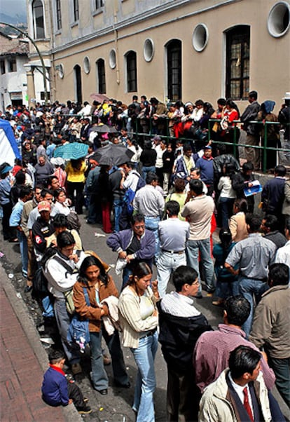 Cola de ecuatorianos en Quito para solicitar los antecedentes penales que exige España para regularizar su situación.