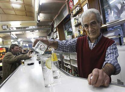 Casto Herrezuelo atiende la barra de su bar, El Palentino.