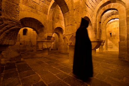 En el monasterio de Leyre, con más de mil años de historia, los monjes prestan las llaves para acceder a la cripta (en la imagen). Un símbolo de hospitalidad.