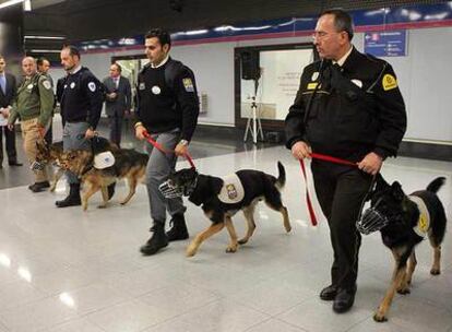 Vigilantes de cuatro empresas del metro en la presentación de la unidad canina. El de la derecha lleva el uniforme de Prosegur.
Esta información ha sido elaborada con la colaboración de <b>Rebeca Carranco</b>, <b>Daniel Verdú</b> y <b>Elena G. Sevillano</b>.