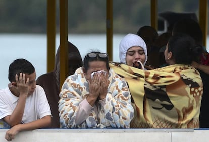 Algunos sobrevivientes del naufragio de un barco en la represa de Guatapé, Antioquia.