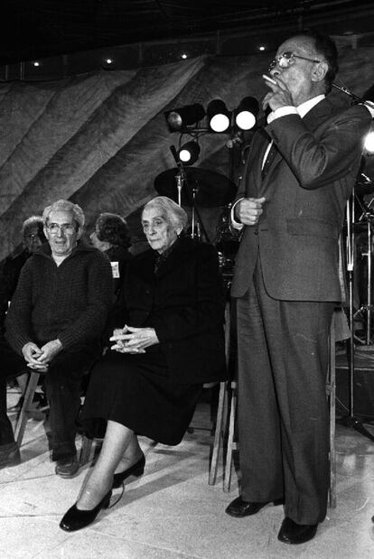 Camacho, Dolores Ibarruri y Santiago Carrillo, en el ltimo mitin del PCE de las generales de 1982.