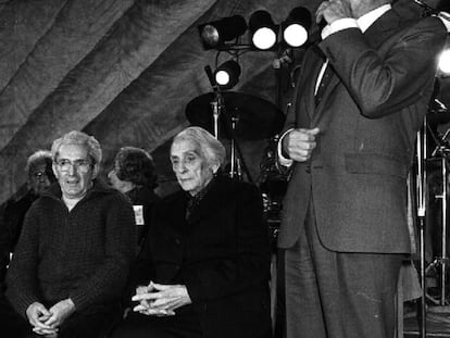 Camacho, Dolores Ibarruri y Santiago Carrillo, en el último mitin del PCE de las generales de 1982.