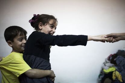 Niños refugiados sirios juegan en su casa de Zarqa, centro industrial de Jordania, 21 de octubre de 2013.