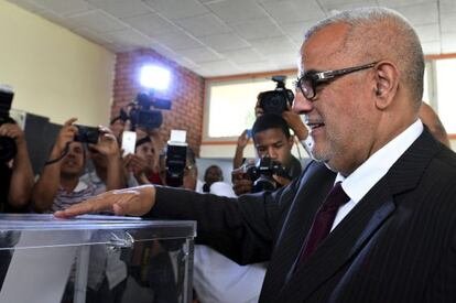 El presidente del Gobierno del Reino de Marruecos, Abdelil&aacute; Benkir&aacute;n vota en Rabat el pasado 4 de septiembre. 
 