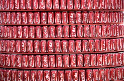 Latas de la compa&ntilde;&iacute;a de refrescos Coca-Cola