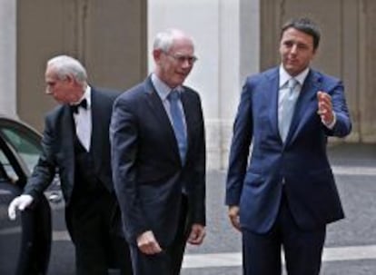 ANSA1 ROMA (ITALIA) 18/06/2014.- El primer ministro italiano, Matteo Renzi (d), da la bienvenida al presidente del Consejo Europeo, Herman Van Rompuy (c), a su llegada al Palacio Chigi en Roma (Italia), hoy, miércoles 18 de junio de 2014EFE/Alessandro Di Meo