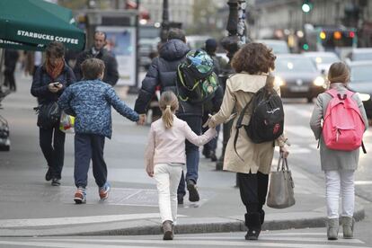 Al menos siete personas han sido detenidas durante el fin de semana en Bruselas en relación a la cadena de atentados de este viernes. En la imagen, unos niños van al colegio acompañados de sus padres en la zona de Ópera en París.