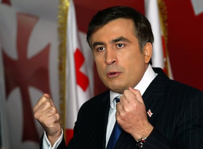 El candidato presidencial Mijaíl Saakashvili ofrece una rueda de prensa en Tiflis.