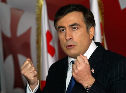 El candidato presidencial Mijal Saakashvili ofrece una rueda de prensa en Tiflis.