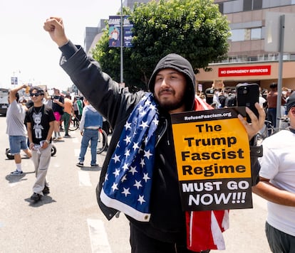 Un manifestante, este domingo en Los Ángeles, con un cartel que dice: "El régimen fascista de Trump debe acabar".