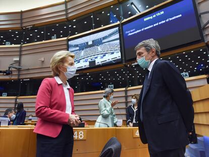 La jefa de la Comisión Europea, Ursula von der Leyen, junto al presidente de la Eurocámara, David Sassoli.