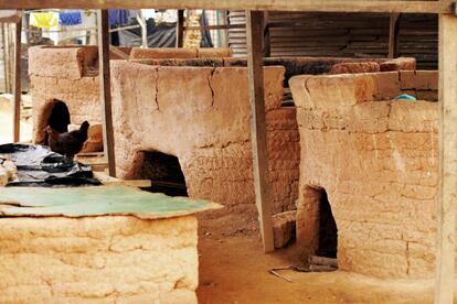 En el pequeño pueblo de Digboué, la pesca y el ahumado de sus capturas son la forma de supervivencia. Los hornos de adobe o 'fumoirs' rodean la calle principal de tierra y las mujeres son las encargadas de este oficio.