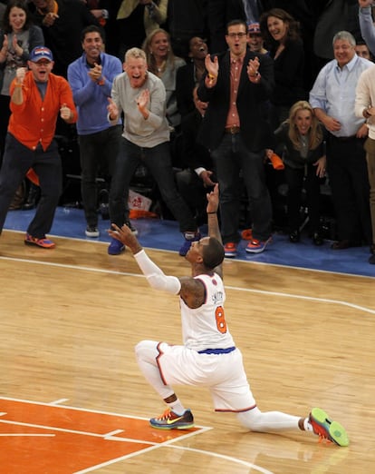 El jugador de los Knicks de Nueva York J.R. Smith celebra una canasta.