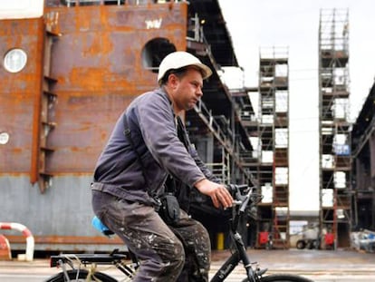 Un trabajador se desplaza en bicicleta por dentro de los astilleros de Saint Nazaire, en septiembre de 2017.