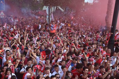 El Sevilla se proclamó campeón de la Liga Europa este miércoles al superar en los penaltis a la Roma en la final celebrada en el Puskás Aréna de Budapest. En la image, los aficionados del equipo celebran el título, este jueves en la ciudad andaluza.