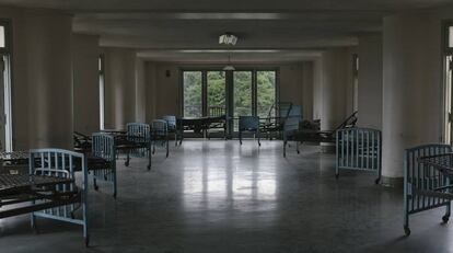 Un letrero que dice 'ojo, contaminado' aleja al persona médico y pacientes de una de las salas abandonadas del Hospital Universitario de Caracas.