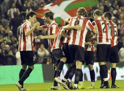 Los jugadores del Athletic celebran uno de los tantos ante Osasuna