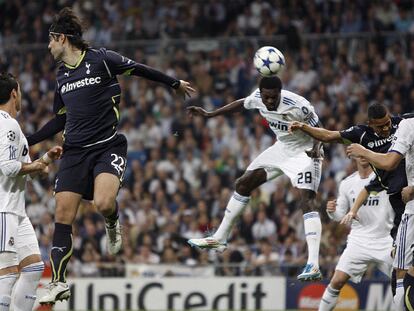 Adebayor cabecea y consigue el primer gol del Madrid.