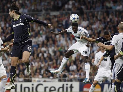 Adebayor cabecea y consigue el primer gol del Madrid.