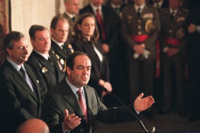 José Bono asumió la cartera de Defensa en un momento  tras las elecciones del 14 de marzo de 2004 tras más de veinte años al frente de la presidencia de Castilla-La Mancha. En la foto, Bono, durante su intervención en el acto de toma de posesión del cargo.  (19/04/2004)