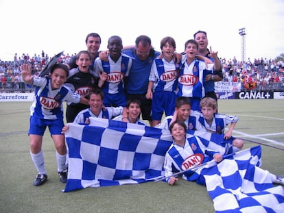 La plantilla del RCD Espanyol de Barcelona que se hizo con la victoria en la edición de 2004 de LaLiga Promises Santander. Gerard Moreno, el primero por la derecha en la fila superior.