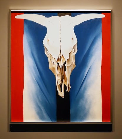 La prolífica Georgia O’Keeffe (1887-1986) vivió en Nueva York y en el ‘Southwest’ estadounidense, donde murió pocos meses antes de cumplir 100 años en Santa Fe y reflejó en muchas de sus obras los paisajes —y también la flora— del desierto de Nuevo México. Prácticamente en cada ciudad importante de EE UU y en las capitales europeas se exhiben alguna o varias de sus obras en museos. En España, el  Metropolitan Museum  de Nueva York.