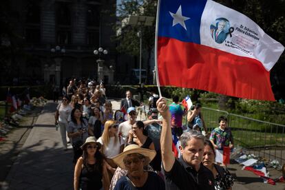 Se estima que más de 12.000 personas han llegado al antiguo Congreso para participar del velorio. En la imagen, un grupo de personas recorre los últimos metros de la fila para entrar.