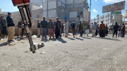 Funcionarios de seguridad paquistaníes inspeccionan el lugar de una explosión en Quetta, capital de la provincia de Baluchistán (Pakistán), el 17 de enero de 2024.