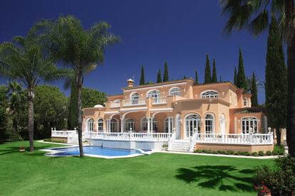 La villa palaciega en El Paraíso está situada justo al oeste de Marbella, en las colinas de Paraíso Hills. 900 metros cuadrados de casa, con unos 5.900 metros cuadrados de terreno, que cuentan con seis baños, seis dormitorios, campo de golf, apartamento para invitados, piscina, gimnasio, pista de tenis y garaje para seis coches.