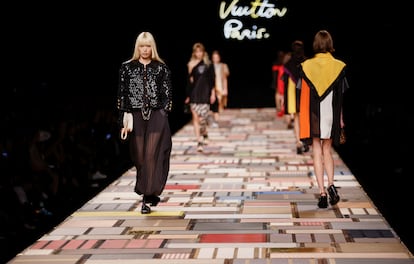 La nueva propuesta del diseñador Nicolas Ghesquière para la colección primavera-verano 2025 de Louis Vuitton, presentada el 1 de octubre de 2024 durante la semana de la moda de París.