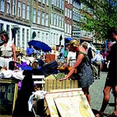 Un vuelo de ida y vuelta en agosto a Copenhague (en la foto, el mercadillo de Gammel Strand) cuesta desde 180 euros.