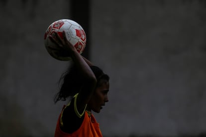 Aunque India es conocida sobre todo por su afición al críquet, el fútbol es muy popular en Calcuta, la capital del Estado de Bengala Occidental, donde este equipo juvenil intenta romper con los estereotipos de género. La ciudad tuvo su primer equipo de fútbol en 1872. Fue el primero del país.