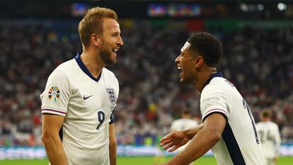 Harry Kane celebra su gol a Eslovaquia en octavos con su compañero Jude Bellingham.