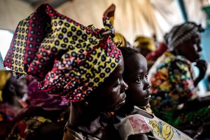 Una mujer y su hija asisten a un culto navideño protestante en la comunidad bautista del río Congo, en Loma (República del Congo).