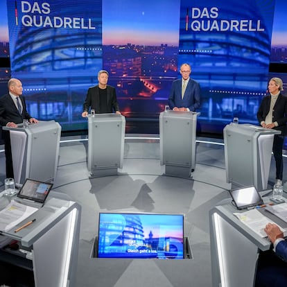 Social Democratic Party (SPD) Chancellor Olaf Scholz, German Economy and Climate Minister Robert Habeck, conservative candidate for chancellor and Christian Democratic Union (CDU) party leader Friedrich Merz and Alternative for Germany (AfD) party co-leader Alice Weidel attend the RTL and NTV TV programme ‘Quadrell’ in Berlin, Germany, February 16, 2025. Hosts are Pinar Atalay and Guenther Jauch.       Kay Nietfeld/Pool via REUTERS