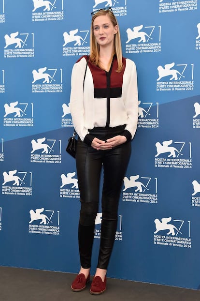 Eva Riccobono posó en el photocall de La Vita Oscena con este conjunto de blusa tricolor, pantalones de cuero y mocasines.