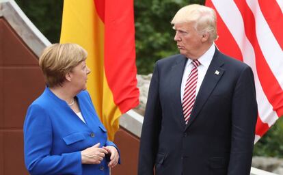 Donald Trump conversa con Angela Merkel en la cumbre del G7 en Taormina. 