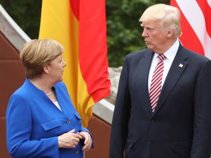 Donald Trump conversa con Angela Merkel en la cumbre del G7 en Taormina.