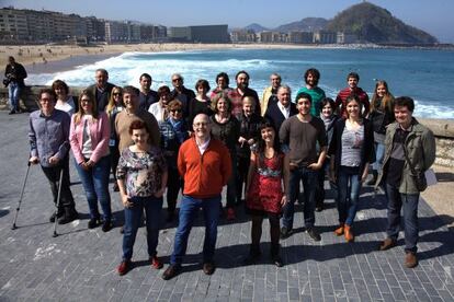 Juan Karlos Izagirre, en el centro, junto al resto de la candidatura de EH Bildu San Sebastián.