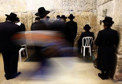 Jud&iacute;os ortodoxos rezan ante el Muro en Jerusal&eacute;n.  