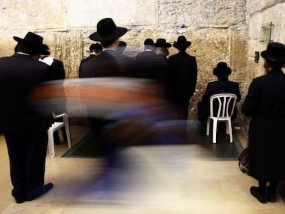 Jud&iacute;os ortodoxos rezan ante el Muro en Jerusal&eacute;n.  